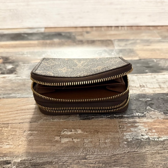 Louis Vuitton Monogram 6 Key Double Zipper Key Wallet. - Picture 2 of 8